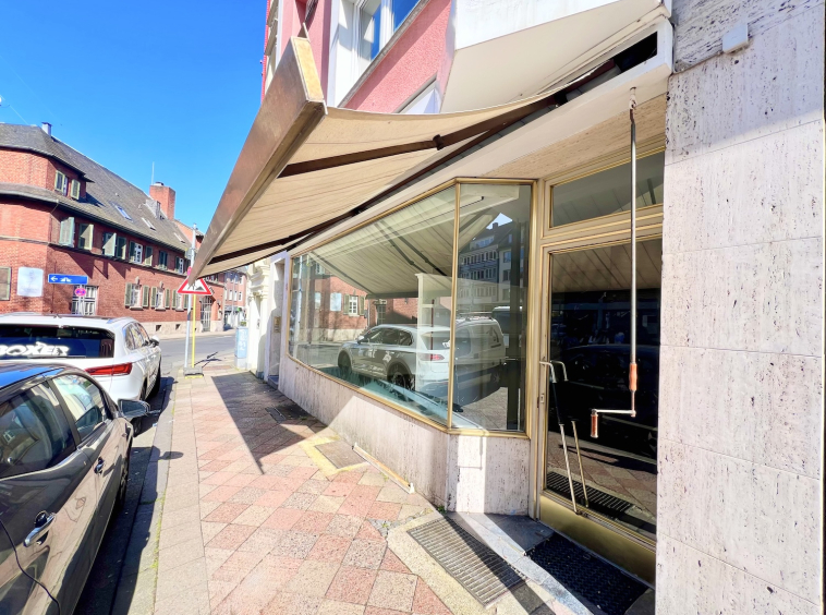 Ladenlokal in Aachen Aussenansicht mit Markise