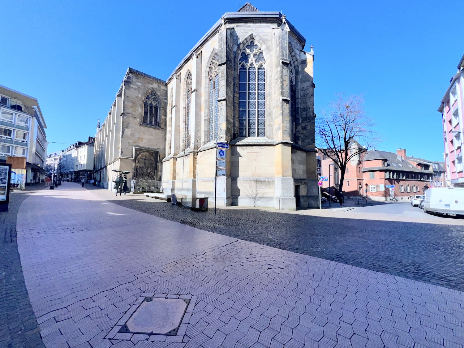 Ladenlokal in Aachen umgebung von aussen mit blick auf Kirche und Menoritenstrasse bei gutem Wetter