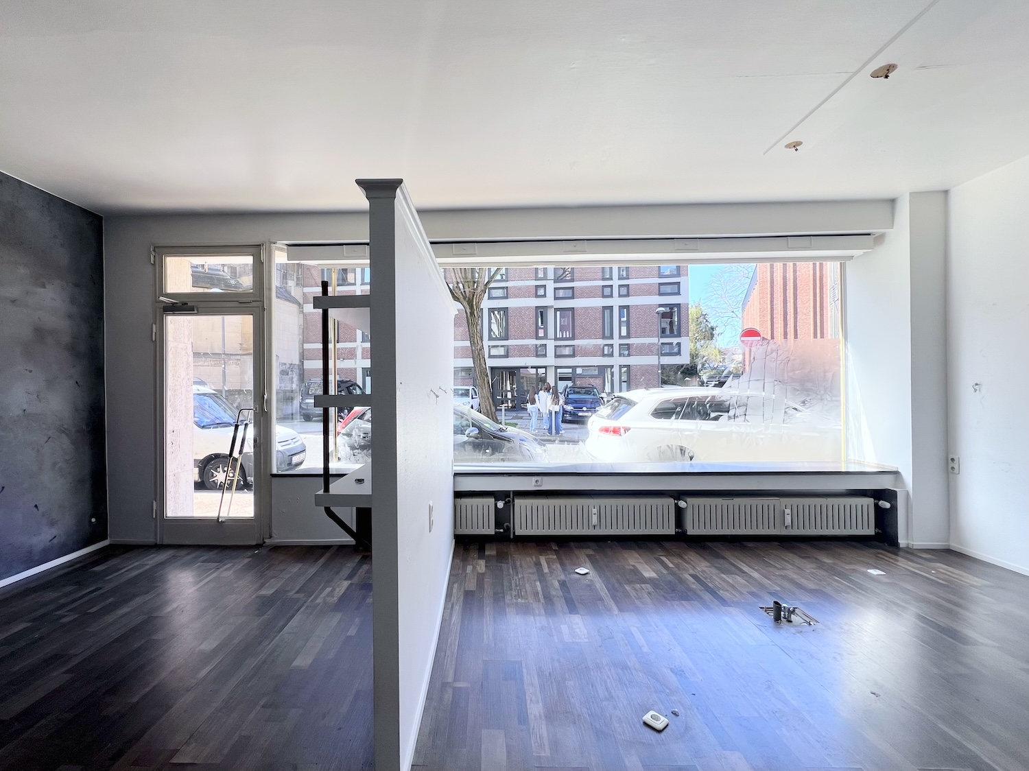 Ladenlokal in Aachen mit Blick richtung Schaufenster und Eingang in der Mitte befindet sich eine Trennwand