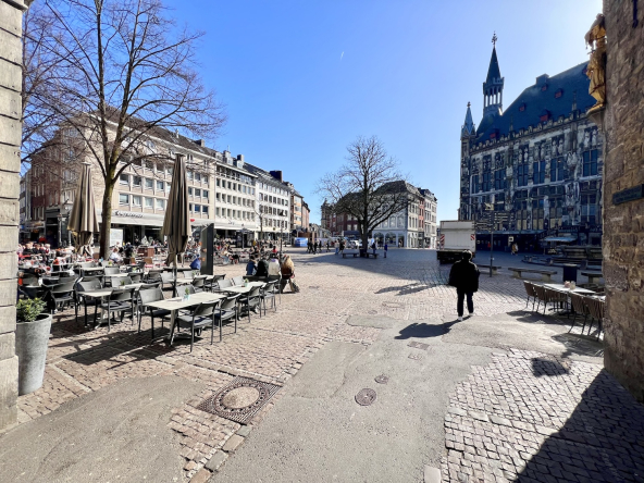 Das Ladenlokal in der Ponnstraße Ansicht auf den Marktplatz und das Rathaus Aachen
