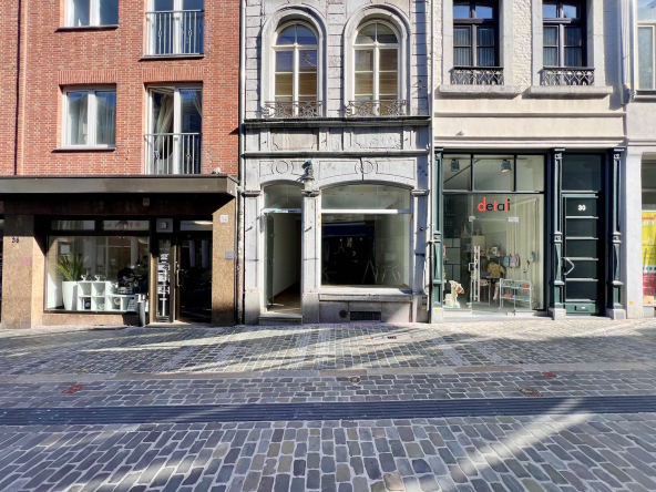 Das Ladenlokal in der Ponnstraße von aussen mit blick auf die Strasse