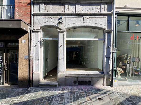 Das Ladenlokal in der Ponnstraße Ansicht Schaufenster mit Blausteinfassade