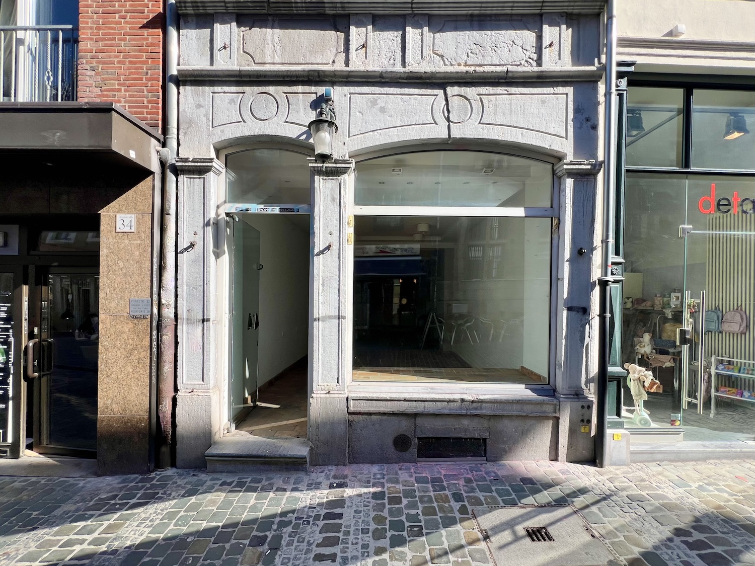Das Ladenlokal in der Ponnstraße Ansicht Schaufenster mit Blausteinfassade