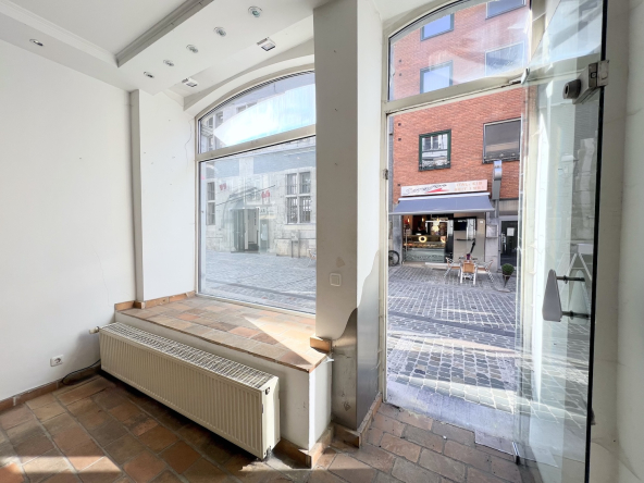 Das Ladenlokal in der Ponnstraße Eingansberreich mit Blick auf Schaufenster und Eingangstüre