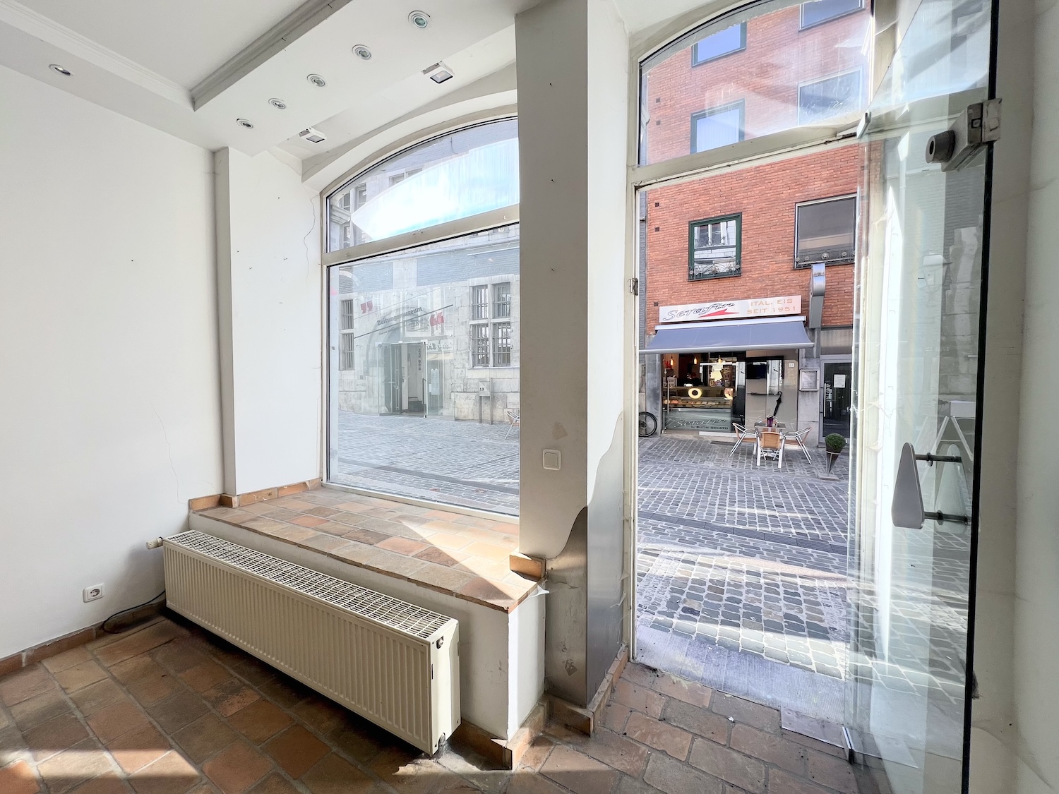Das Ladenlokal in der Ponnstraße Eingansberreich mit Blick auf Schaufenster und Eingangstüre