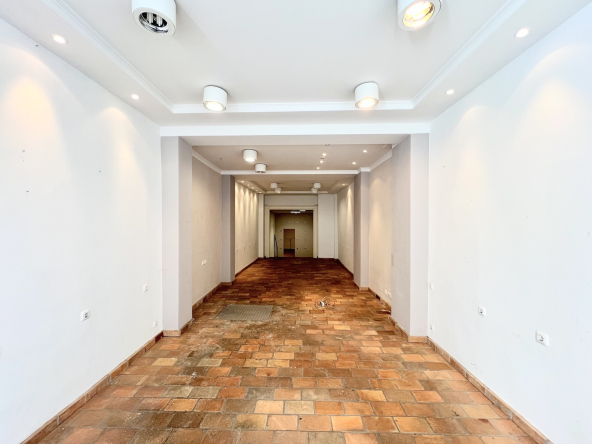 Das Ladenlokal in der Ponnstraße Ansicht auf den vorderen Teil des Ladens mit Klinkerfliesen