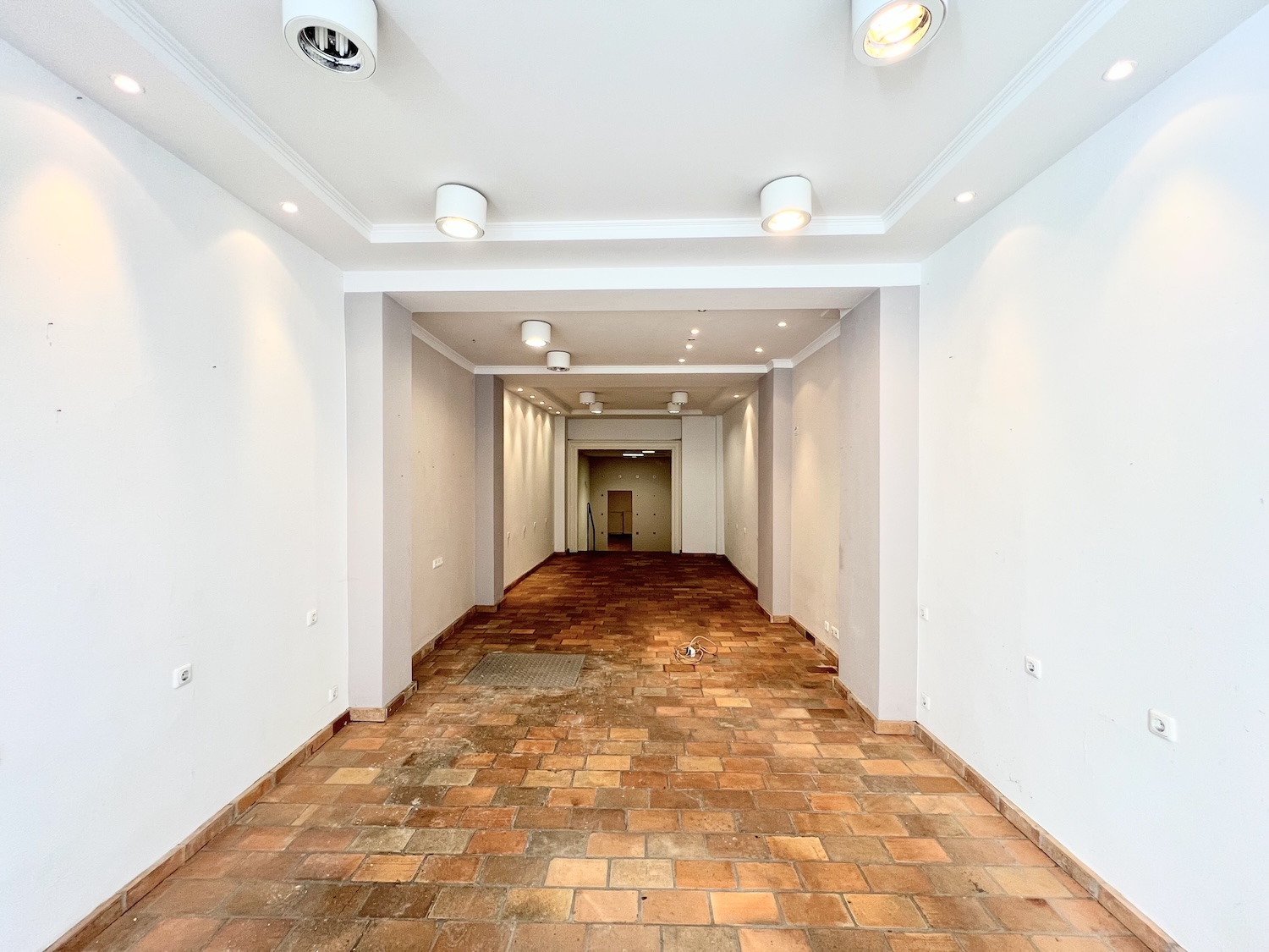 Das Ladenlokal in der Ponnstraße Ansicht auf den vorderen Teil des Ladens mit Klinkerfliesen