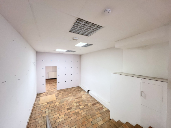 Das Ladenlokal in der Ponnstraße Ansicht in den hinteren Berreich mit Treppe