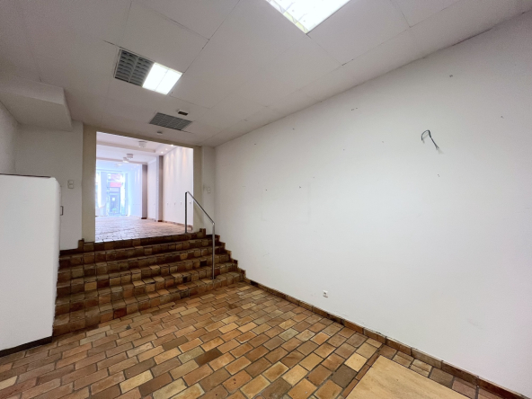 Das Ladenlokal in der Ponnstraße Ansicht Hinten mit Blick auf die Treppe und Richtung Eingangsbereich.