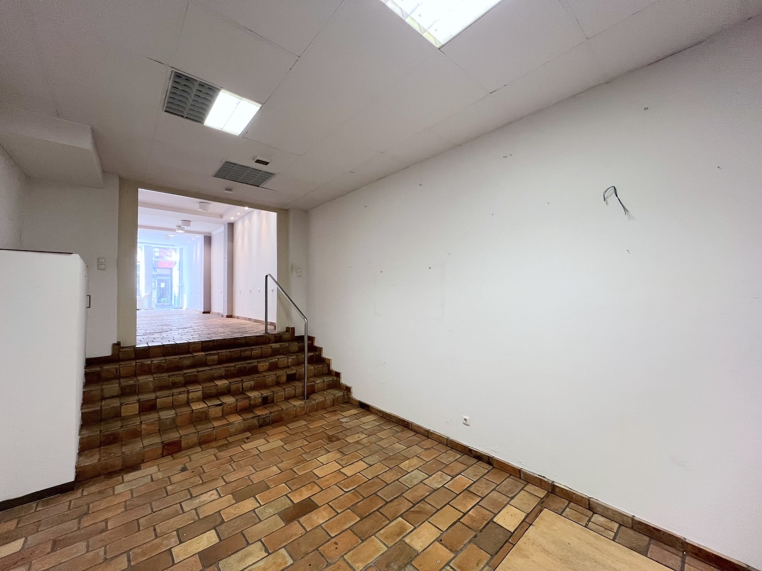 Das Ladenlokal in der Ponnstraße Ansicht Hinten mit Blick auf die Treppe und Richtung Eingangsbereich.