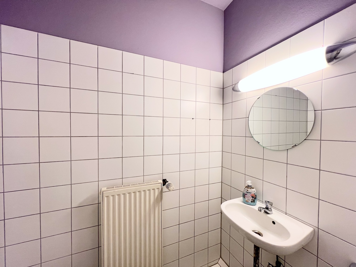 Das Ladenlokal in der Ponnstraße Ansicht WC mit Blick auf Spiegel und Waschbecken