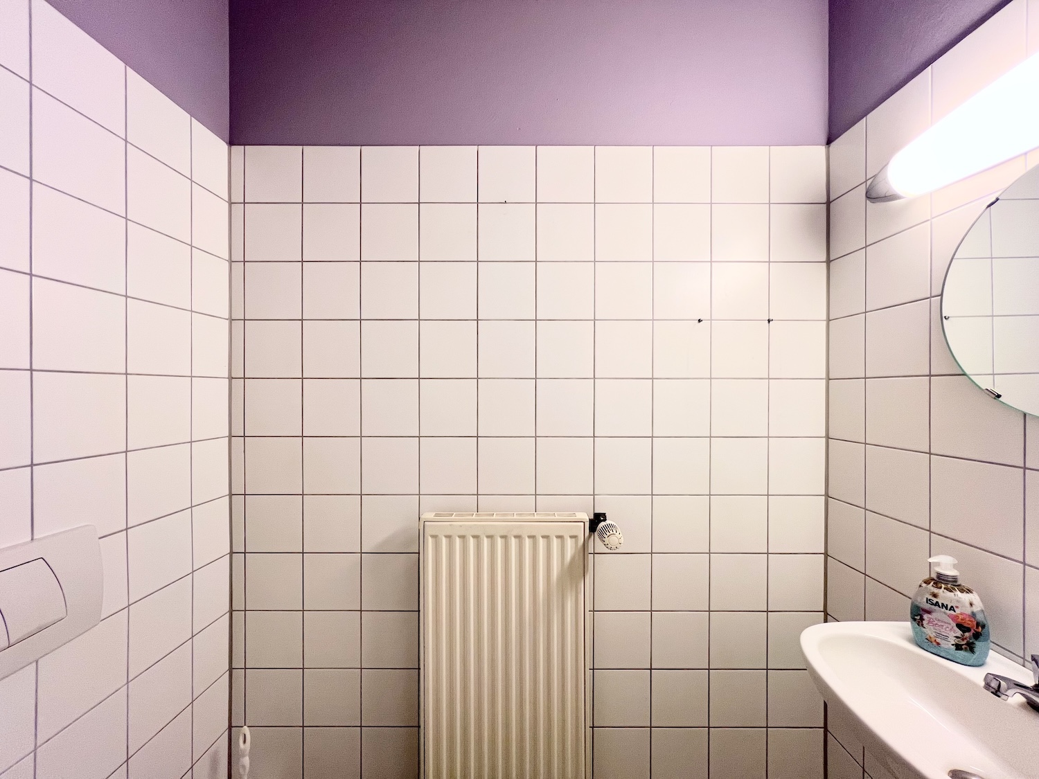 Das Ladenlokal in der Ponnstraße Ansicht WC mit Blick auf Waschbecken und Heizkörper