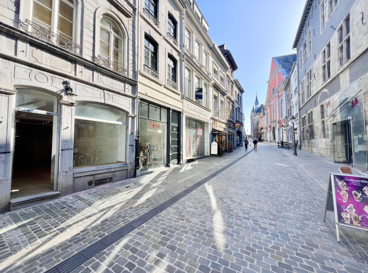 Ladenlokal in der Pontstrasse Ansicht von Aussen auf den Laden und die Gasse mit Kopfsteinpflastern, mit Blick zum Marktplatz