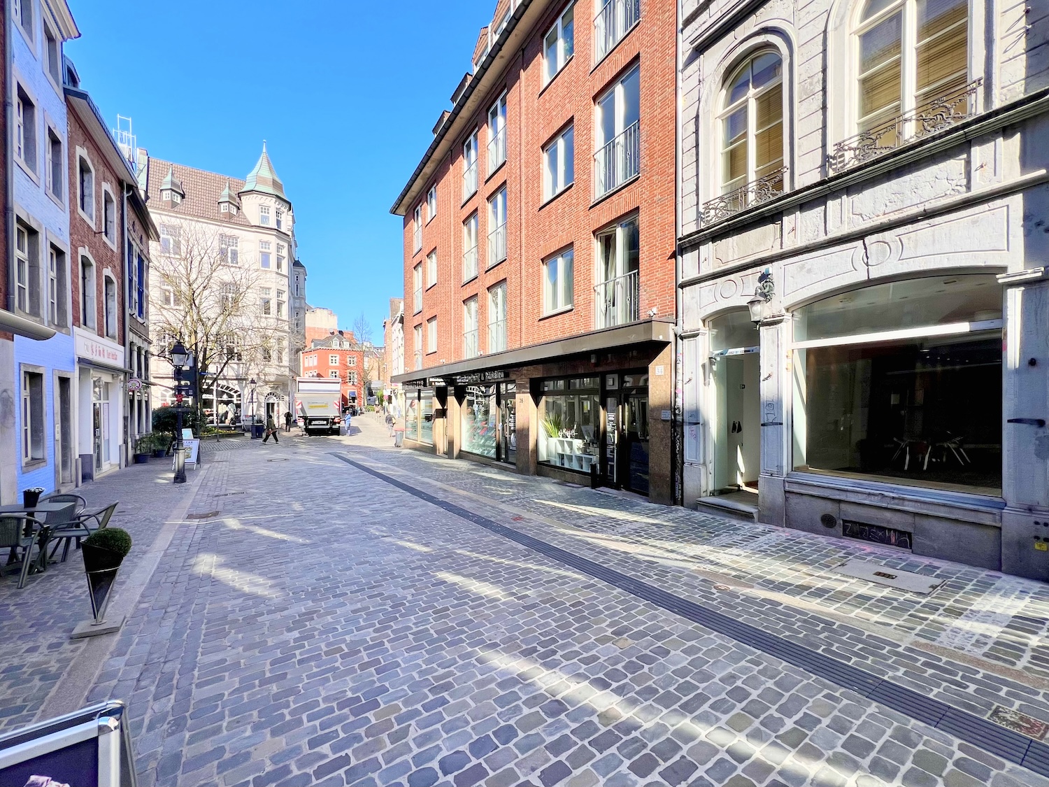 Das Ladenlokal in der Ponnstraße Ansicht Aussen andere Seite der Strasse