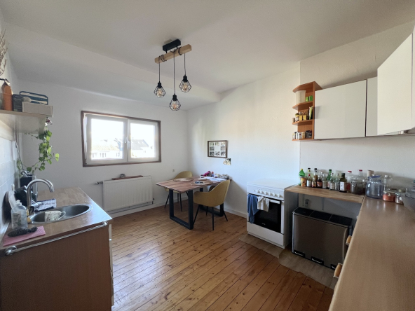 Einbauküche mit Holzdielenboden