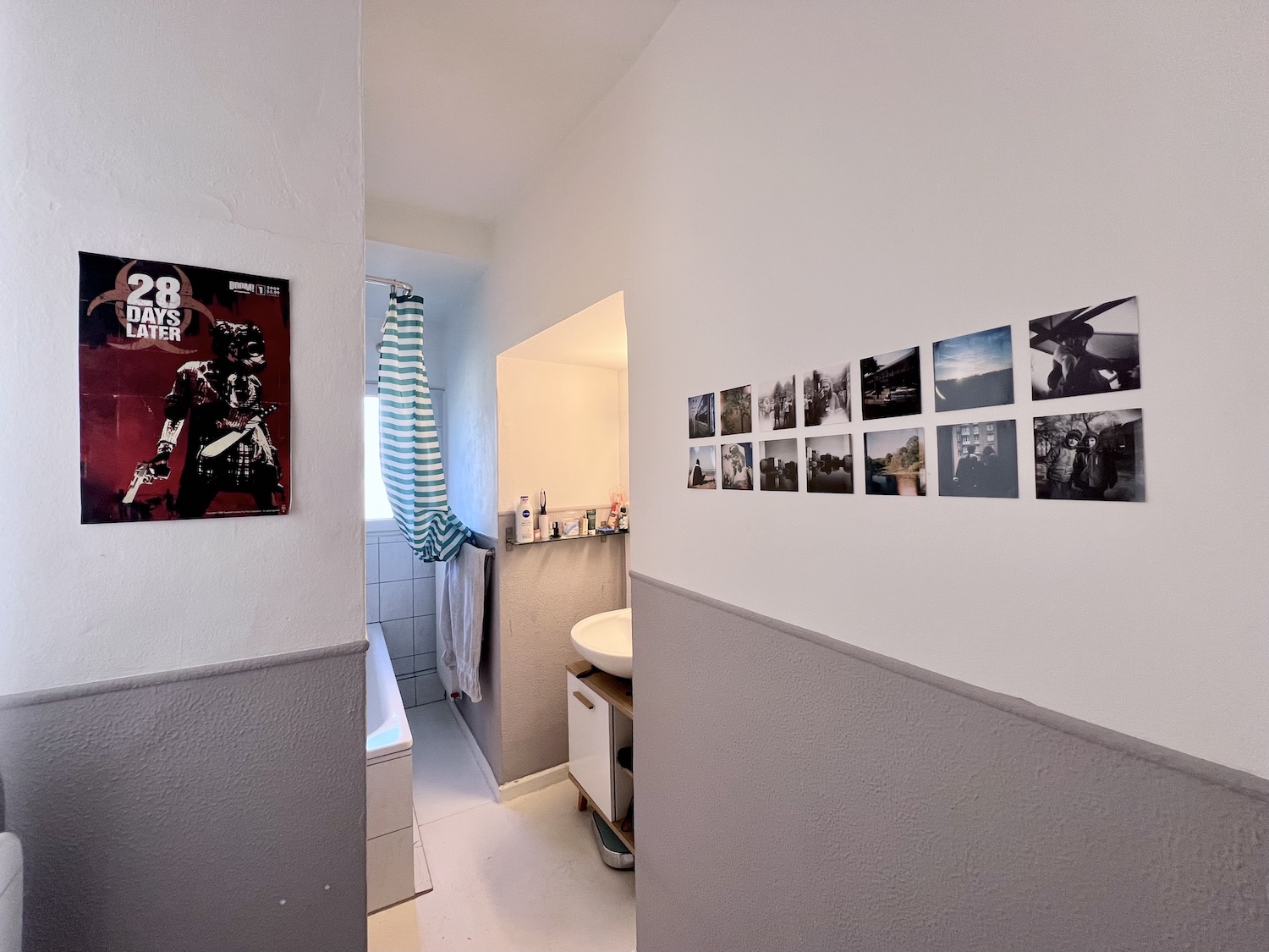 Badezimmer mit Waschbecken und Badewanne um die Ecke, sowieso Tageslichtfenster