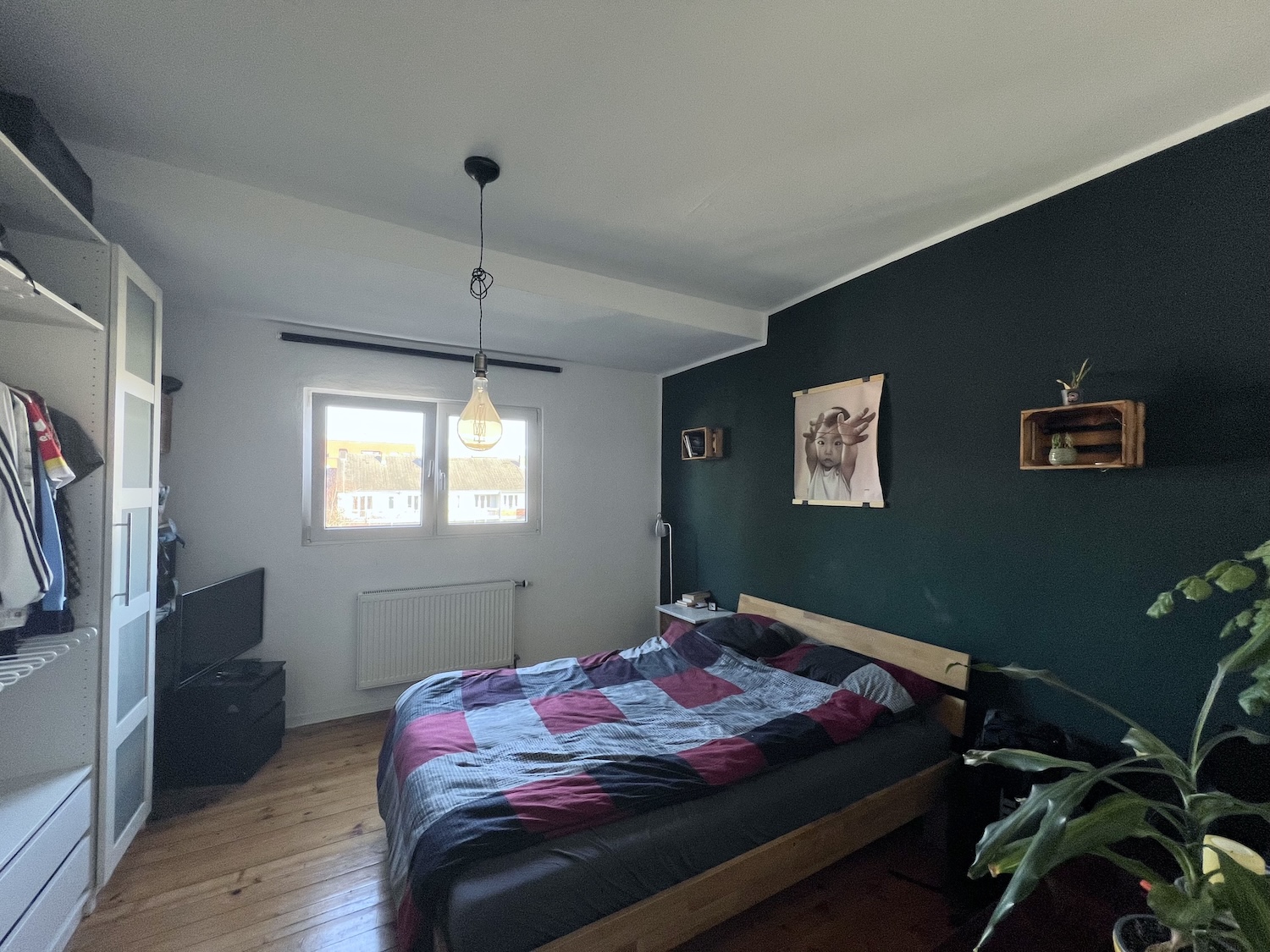 Schlafzimmer mit Bett und Kleiderschrank