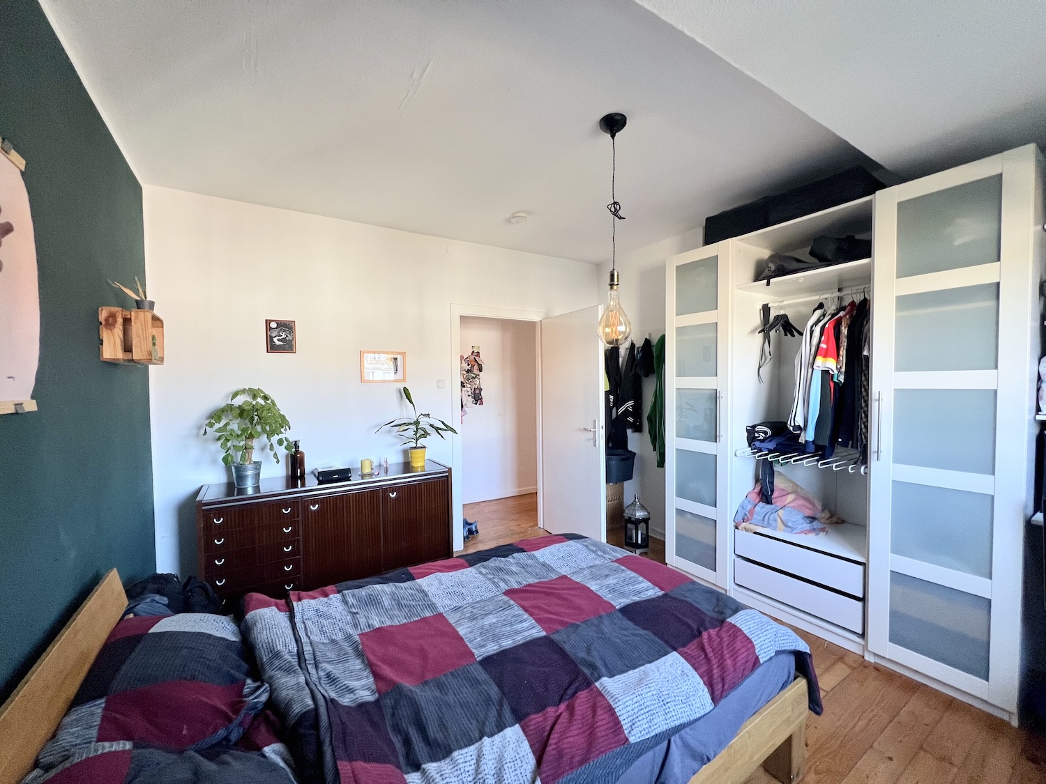 Schlafzimmer mit Bett Blickwinkel Richtung Zimmertüre