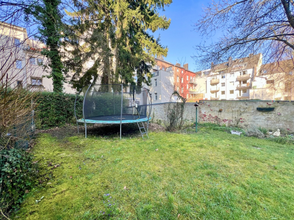 Grüner Gemeinschaftsgarten mit Trampolin