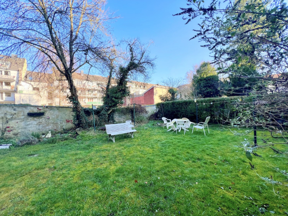 Grüner Gemeinschaftsgarten mit Sitzgruppe