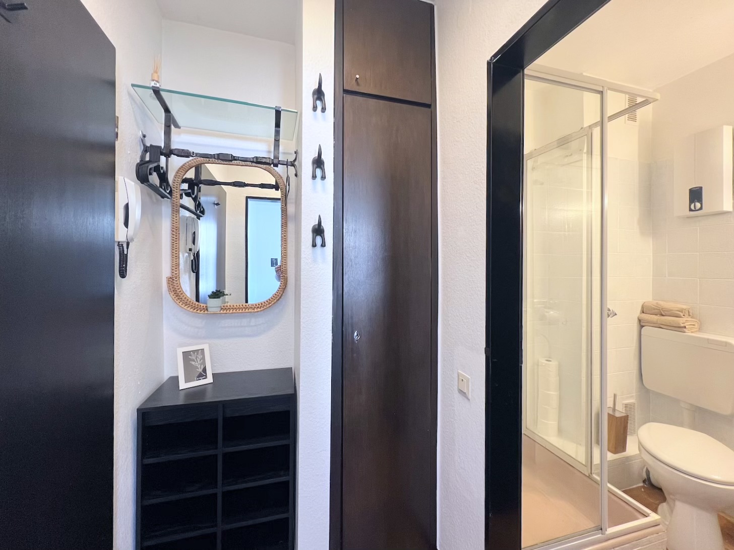 Flur der Wohnung mit Blick auf Garderobe und Badezimmer