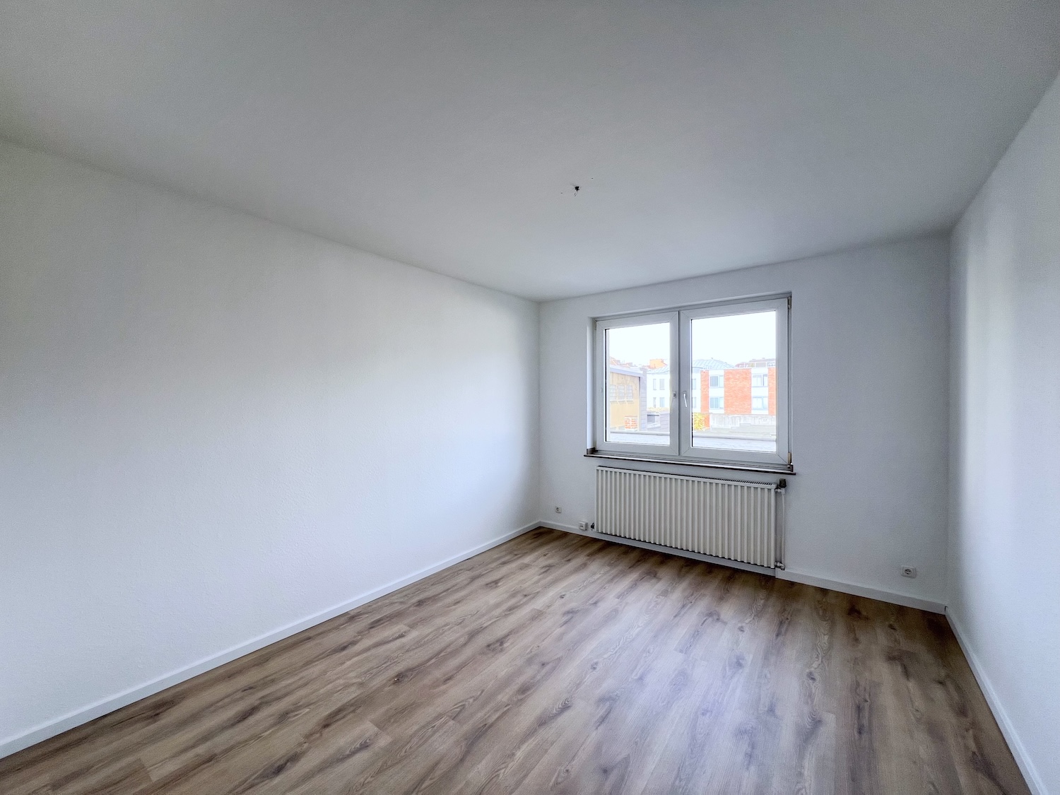 Schlafzimmer Hinten links mit Fenster zum innenhof und Laminatboden