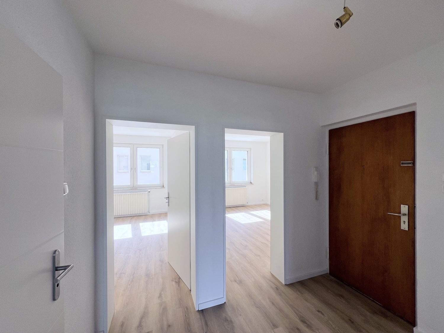 Flur mit blick zur Wohnungstüre, Wohnzimmer und Küche