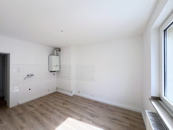 Küche mit Fliesenspiegel und Etagenheizung