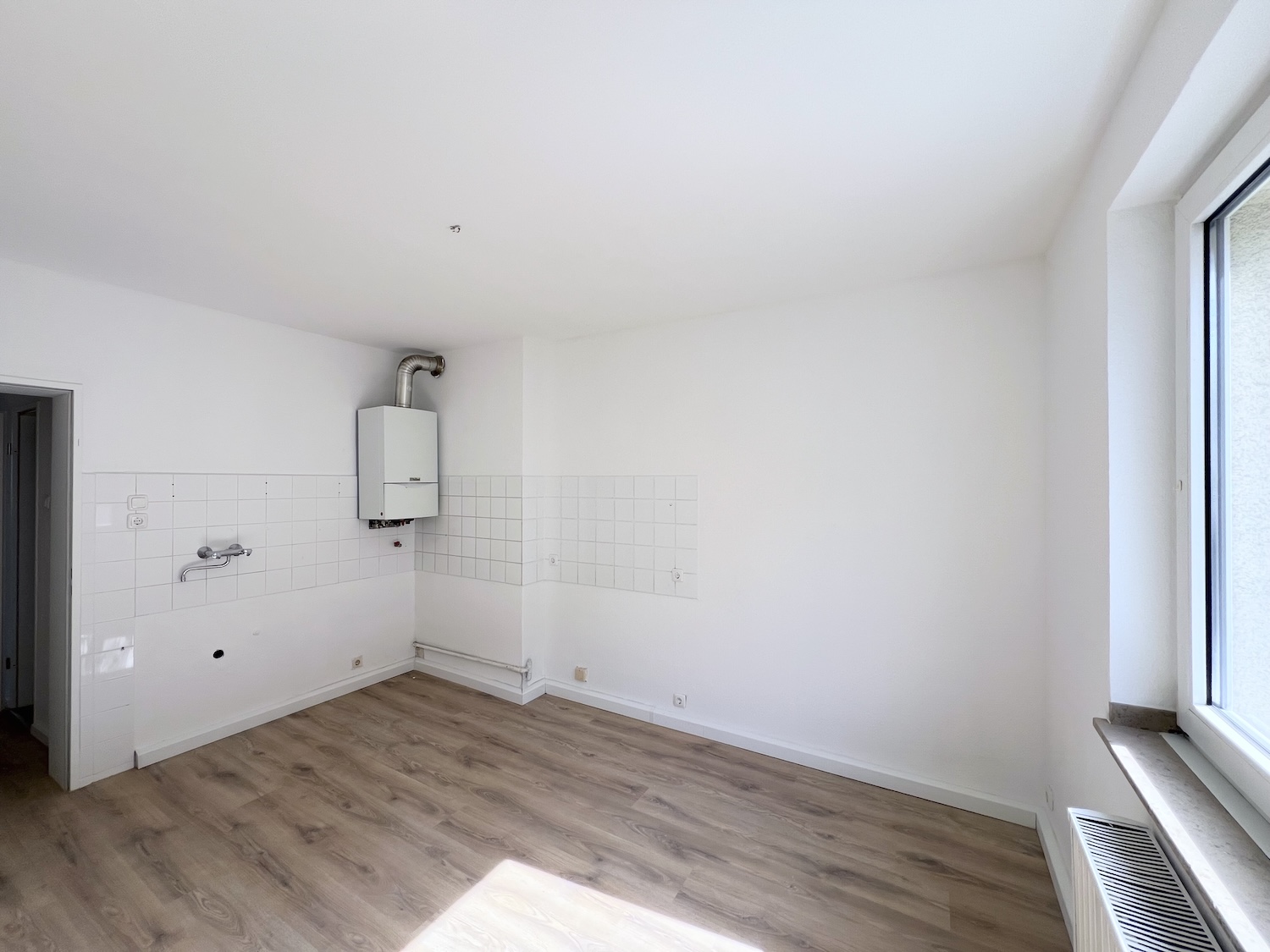 Küche mit Fliesenspiegel und Etagenheizung