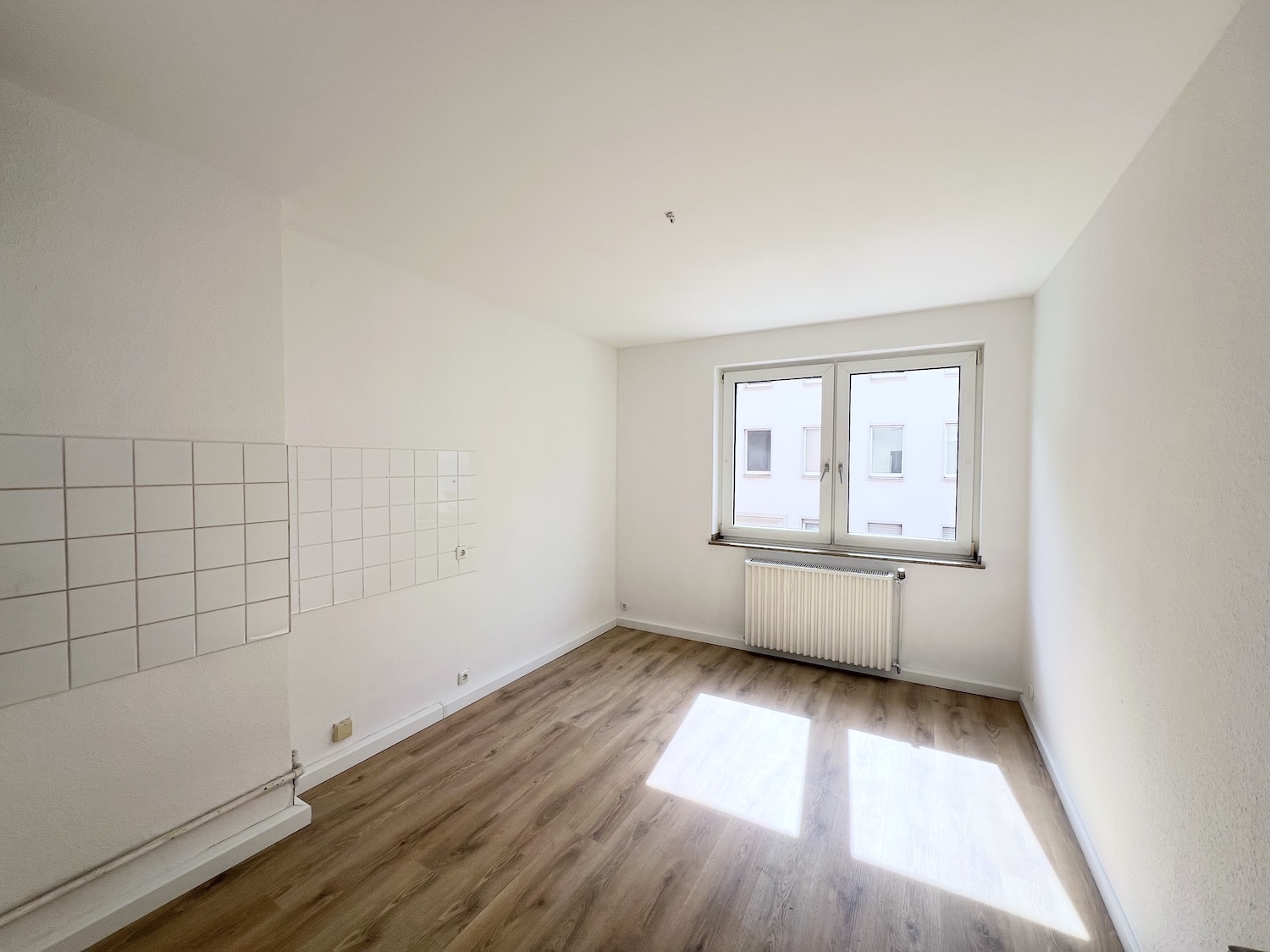 Küche mit Blick zum Fenster nach vorne raus