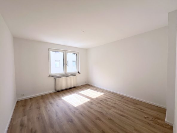 Wohnzimmer nach vorne raus, mit Laminatboden