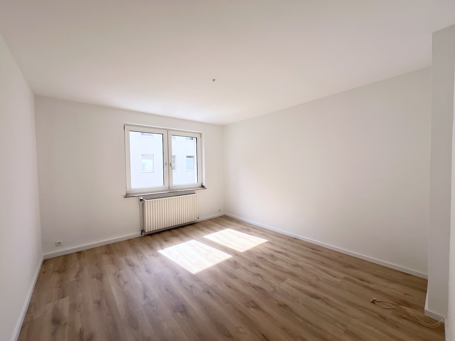 Wohnzimmer nach vorne raus, mit Laminatboden