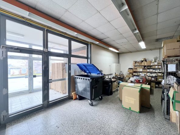 Hier wird der Eingangsbereich der Lagerhalle gezeigt