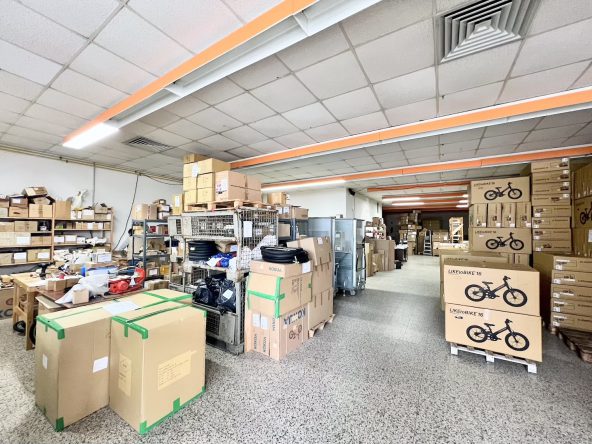 Hier ist der vordere Teil der Halle zu sehen im Eingangsbereich