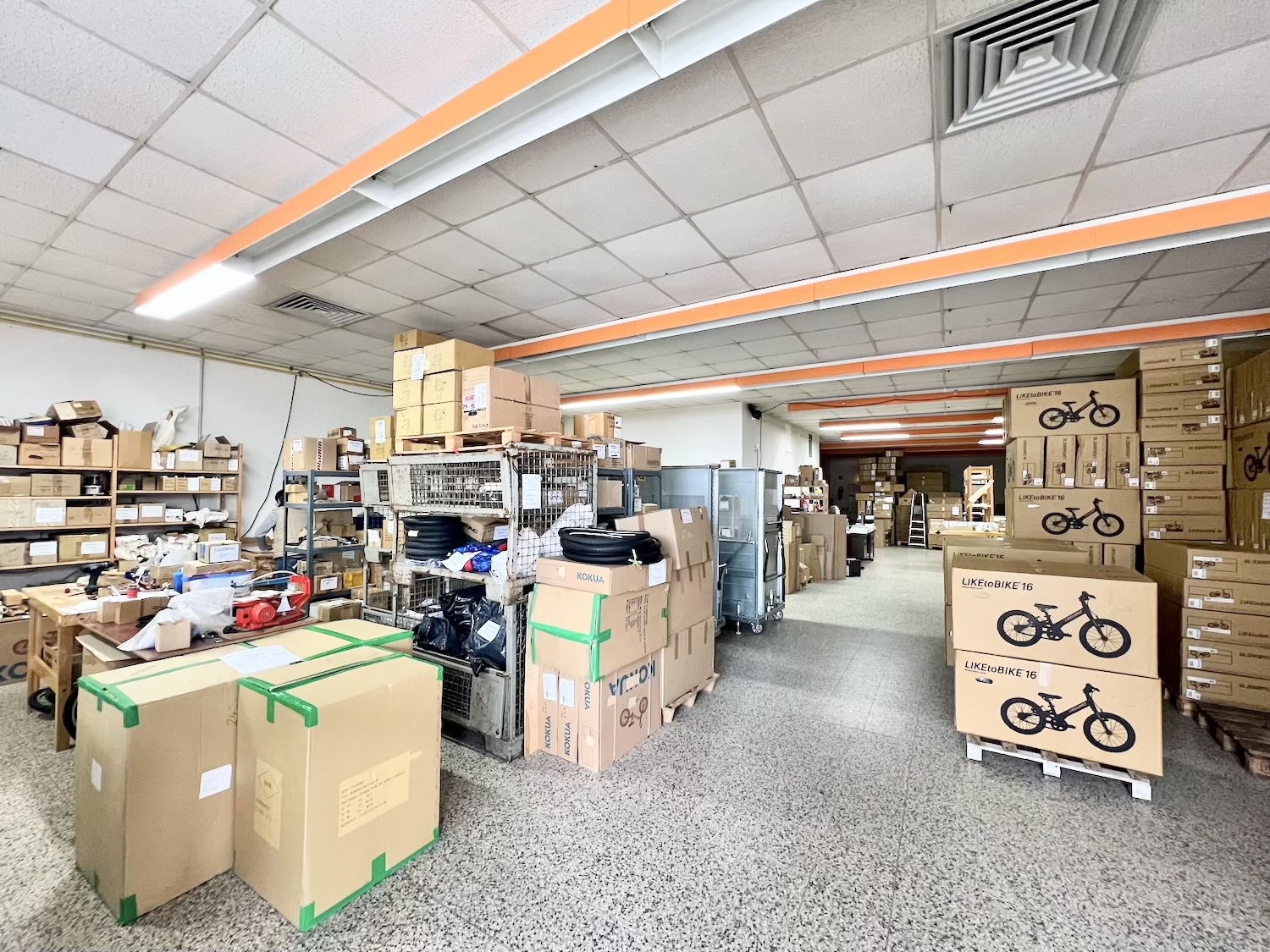 Hier ist der vordere Teil der Halle zu sehen im Eingangsbereich