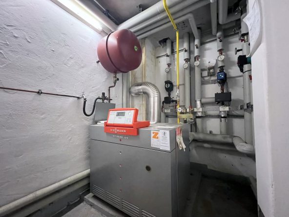 Hier ist der Heizungsraum der Lagerhalle in Roetgen zu sehen, mit einer Viessmann Vitogas 100 Heizung