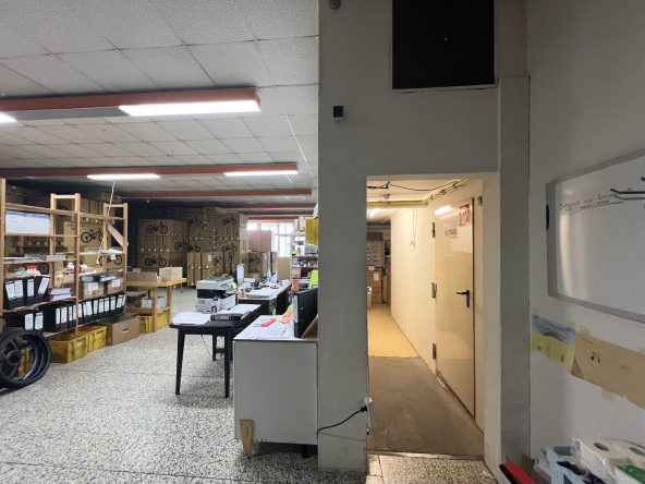 Hier sieht man den Zugang zu den Büroräumen und den Toiletten