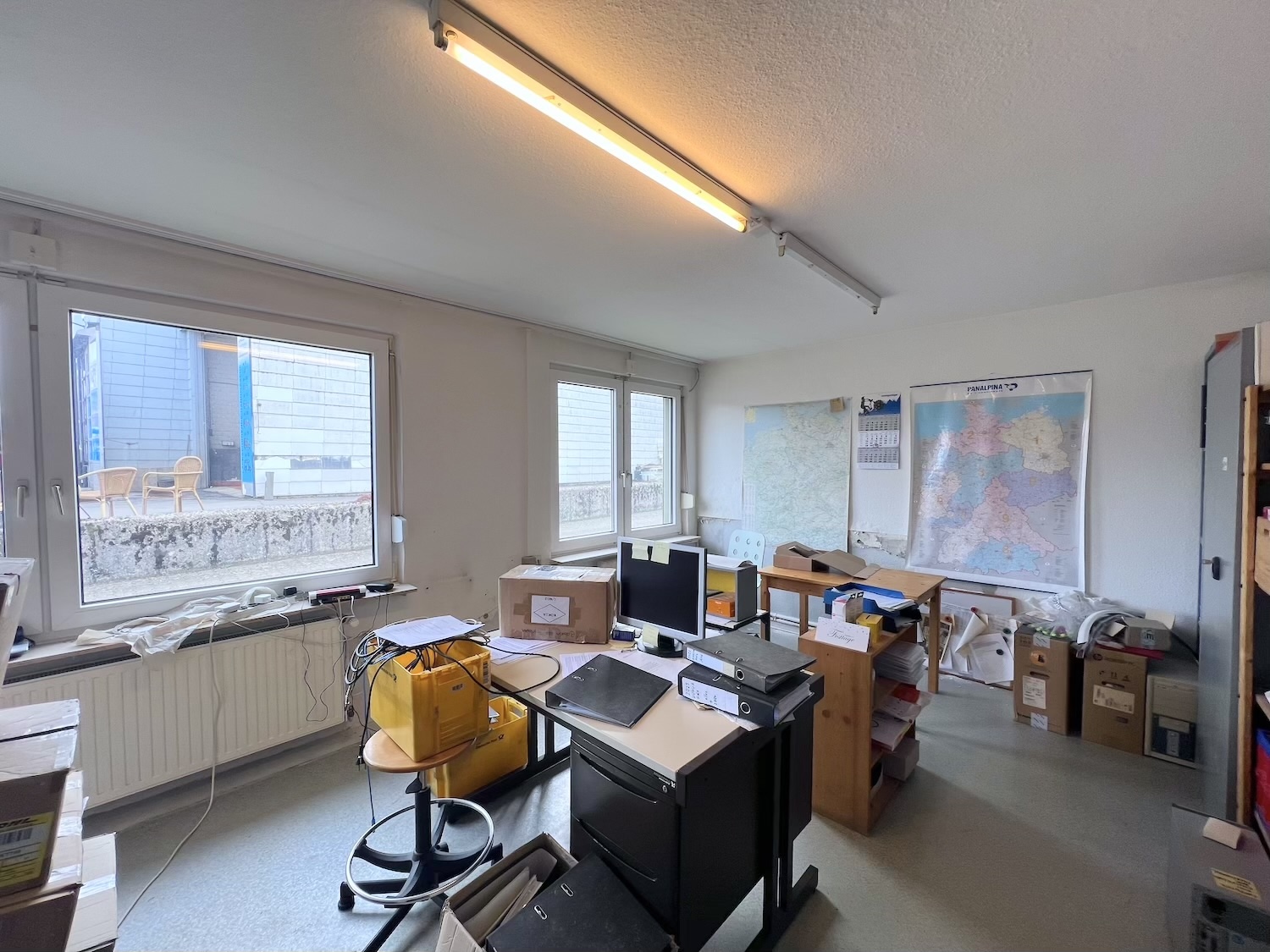 Das ist der Büroraum mit Tischen und Schränken