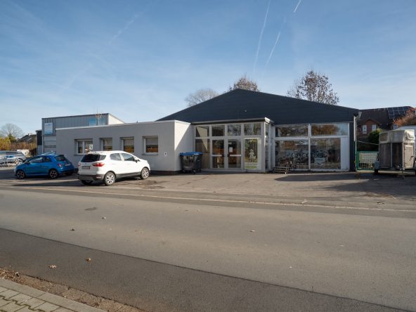 Ansicht der Lagerhalle in Roetgen mit Blick auf den Eingangsbereich von aussen