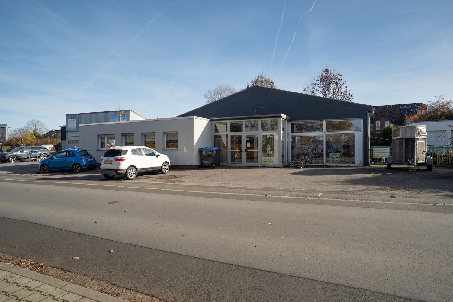 Ansicht der Lagerhalle in Roetgen mit Blick auf den Eingangsbereich von aussen