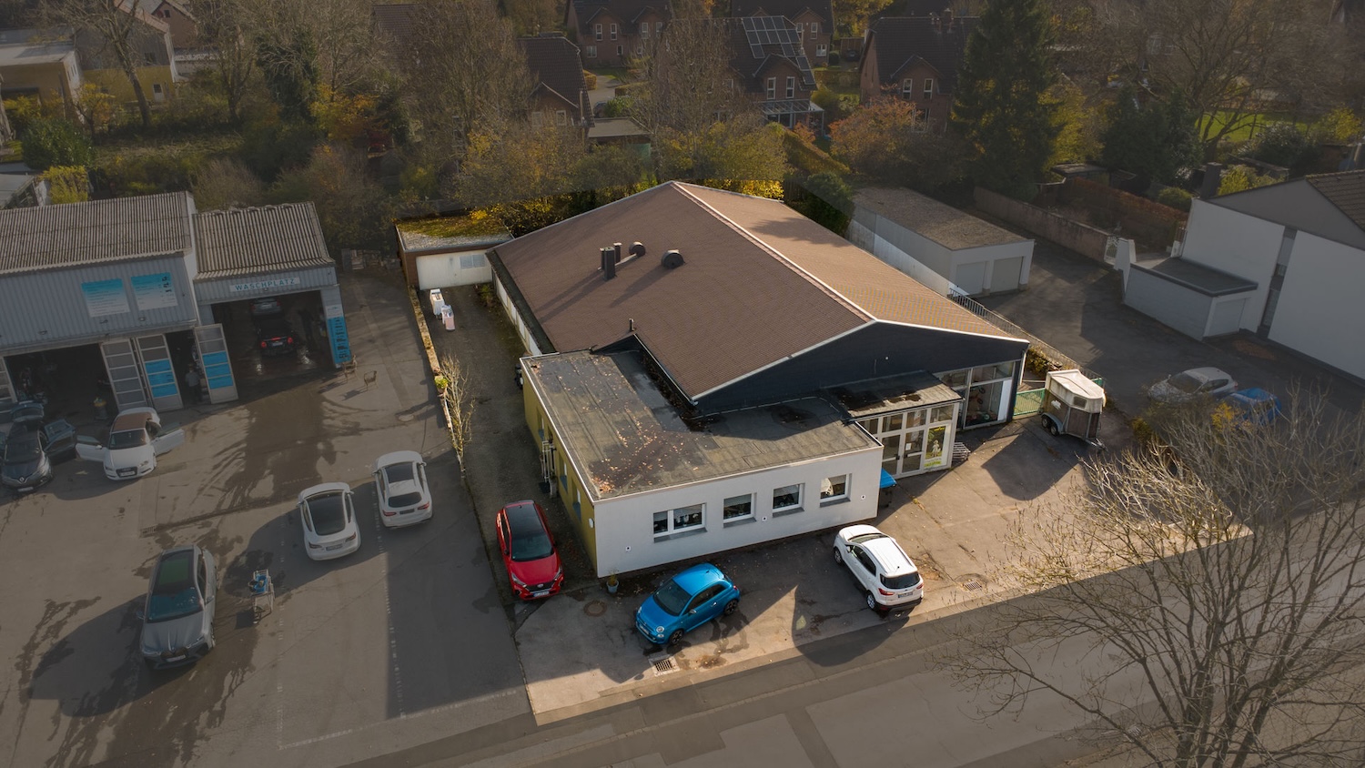 Drohnen Ansicht der Lagerhalle in Roetgen von Halle und Wohnung sowie die Parkplätze