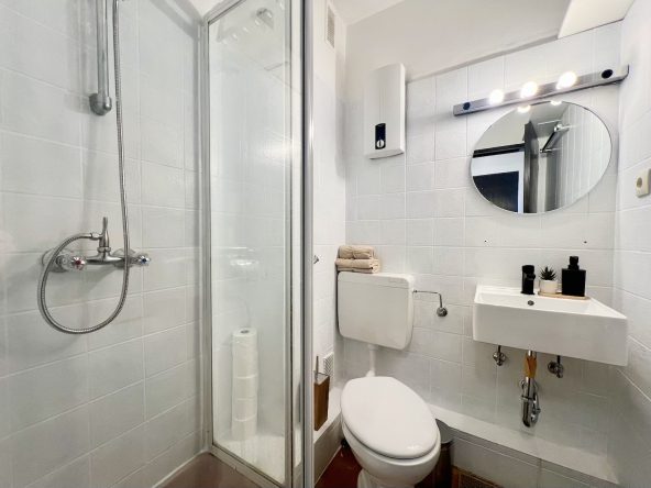 Badezimmer mit Dusche, Wc und Waschtisch