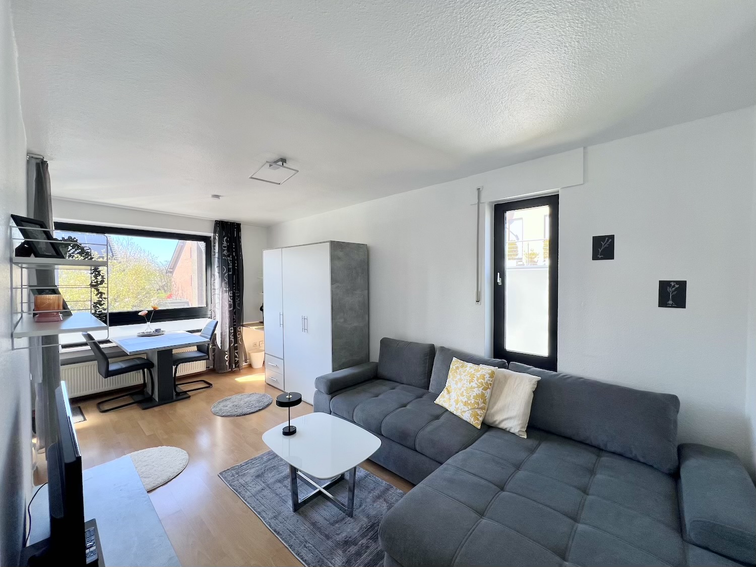 Wohnzimmer eingang mit Sofa und Wohnzimmertisch