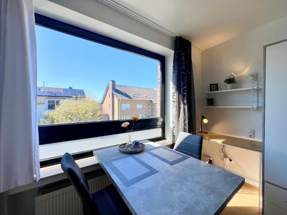 Esszimmertisch mit Arbeitstisch am Fenster