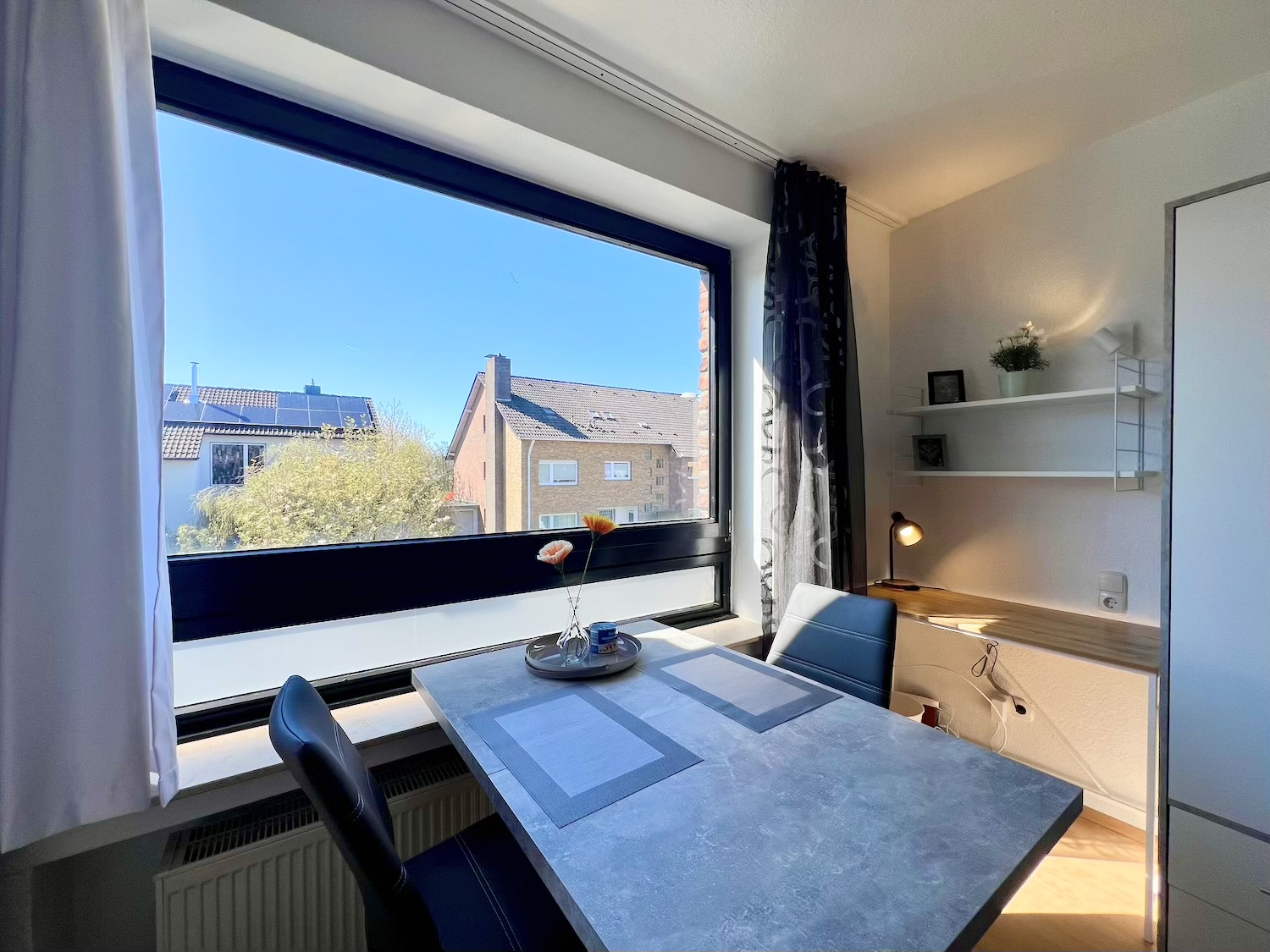 Esszimmertisch mit Arbeitstisch am Fenster