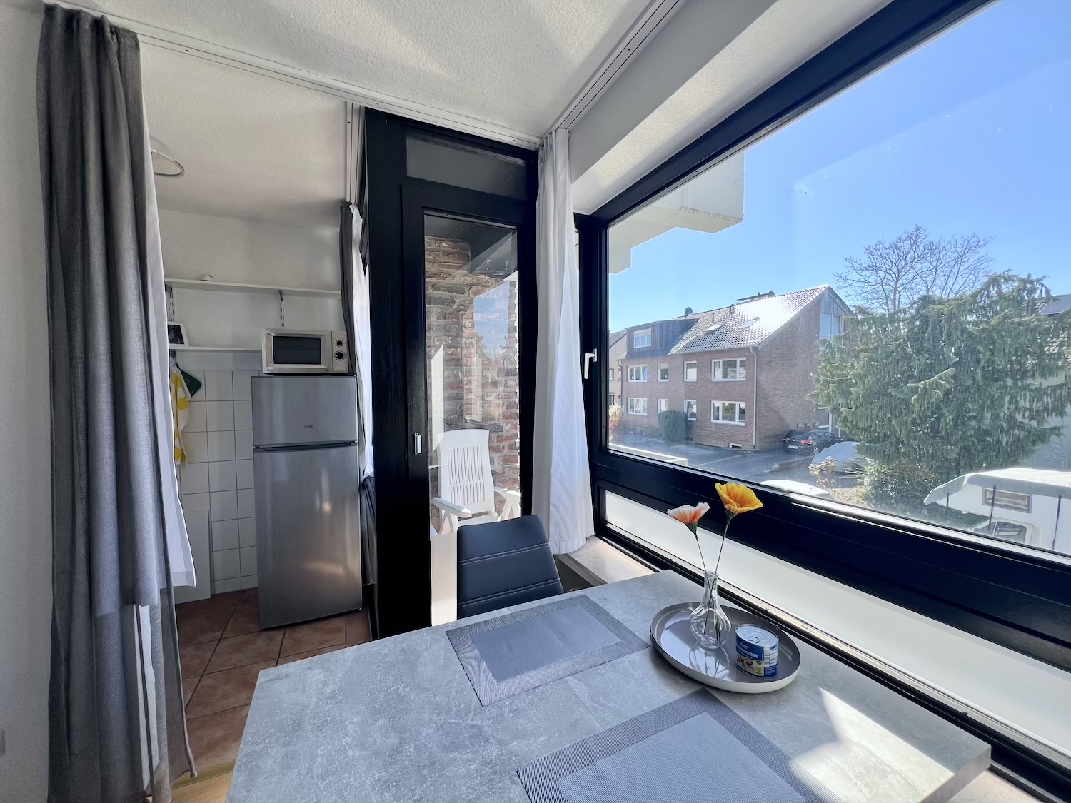 Esszimmertisch mit Blick zum Balkon und Küche