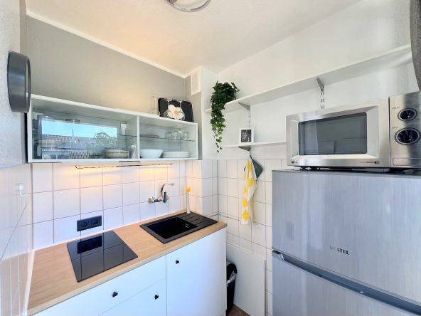 Küchenzeile mit Kühlschrank und Mikrowelle