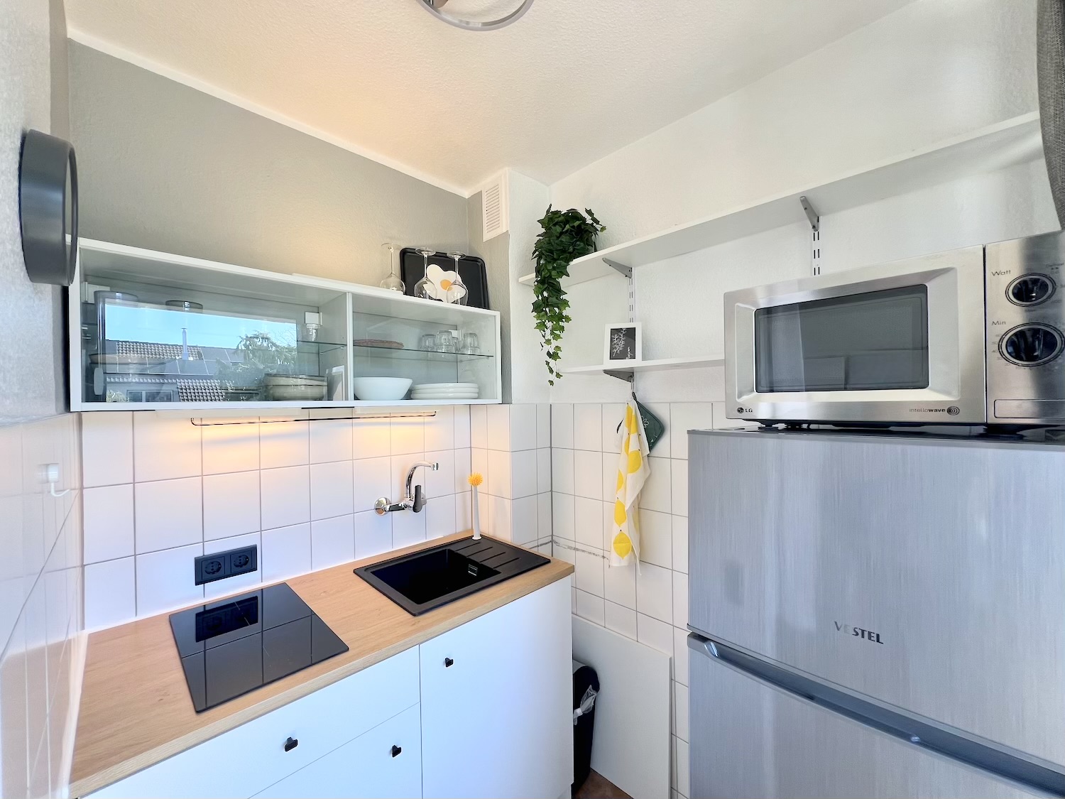 Küchenzeile mit Kühlschrank und Mikrowelle