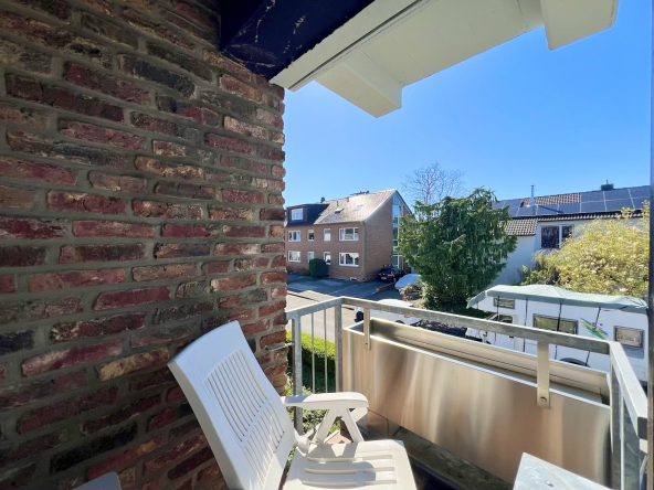 überdachter Balkon mit Sonnenstuhl