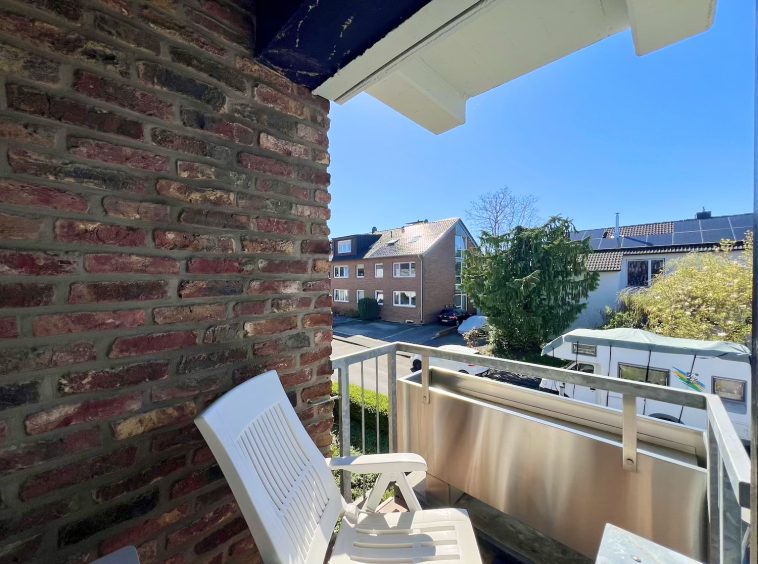 überdachter Balkon mit Sonnenstuhl